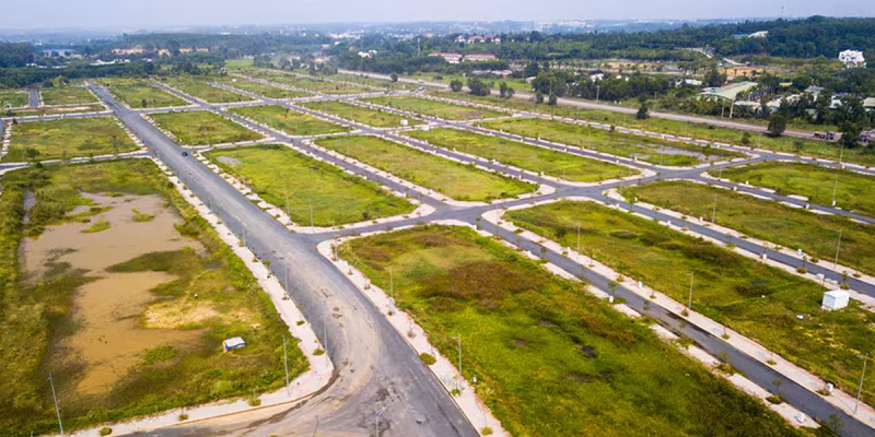 khu đất nền được chia theo ô bàn cờ. đây là một bất động sản chờ tăng giá, tăng lãi vốn
