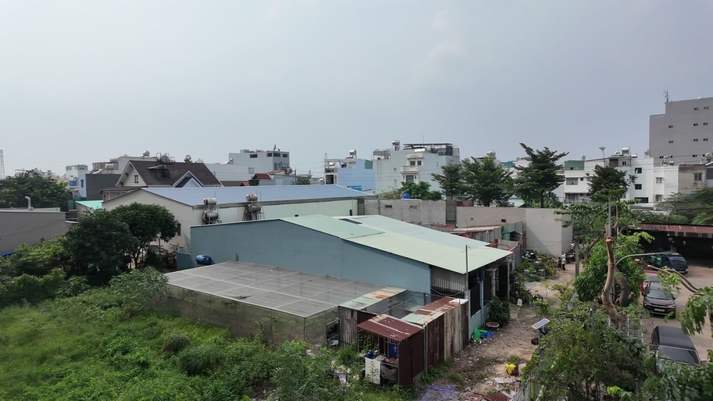 Khu đất trống và nhà xưởng mái tôn nhìn từ trên cao
