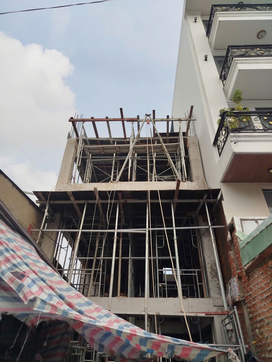 Khung nhà nhiều tầng đang thi công, có giàn giáo
