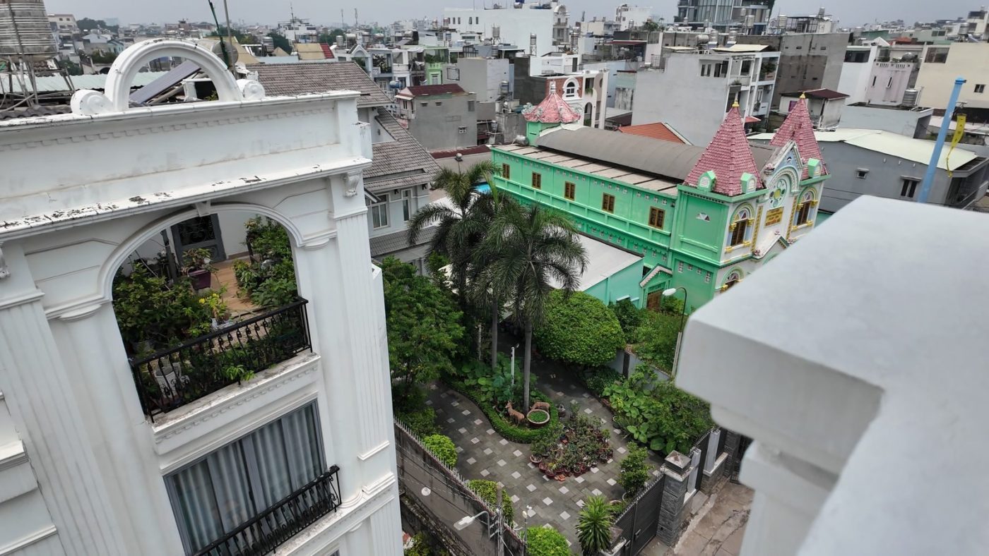 Dãy nhà phố và biệt thự nhiều tầng nhìn từ sân thượng