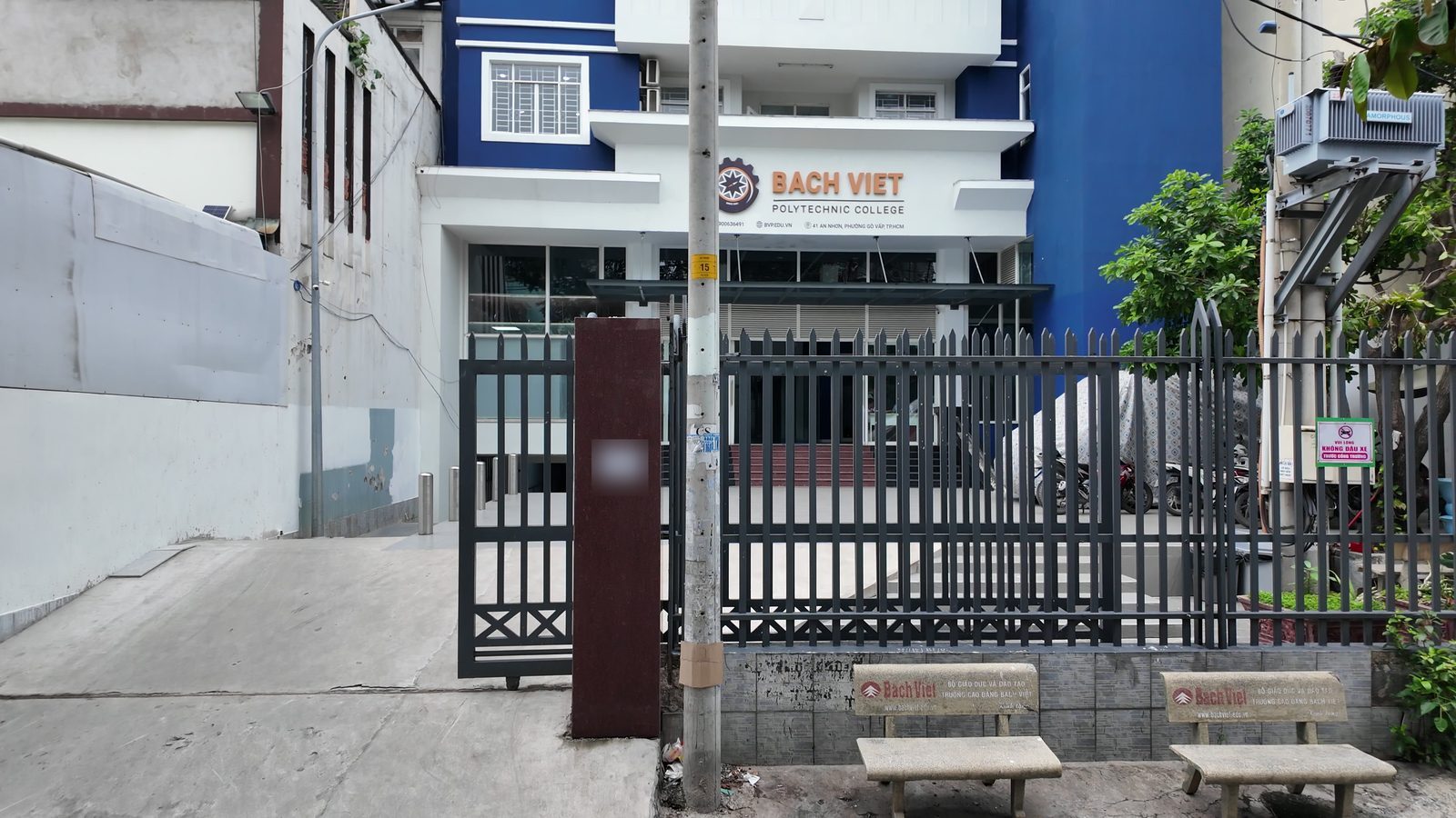 Cổng trường cao đẳng đối diện tòa nhà