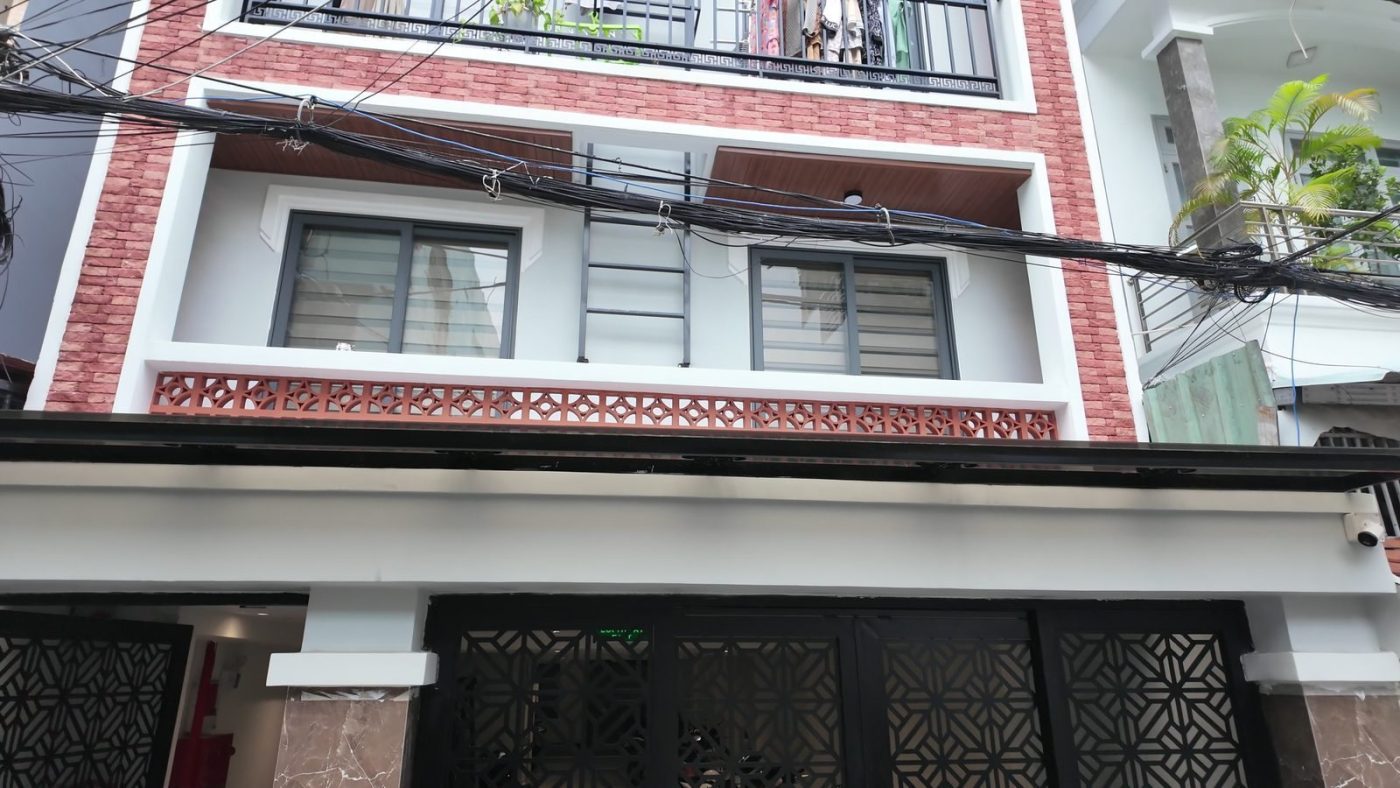 Mặt tiền tòa nhà dòng tiền 25 phòng ở An Nhơn, Gò Vấp, hoa văn đỏ trắng