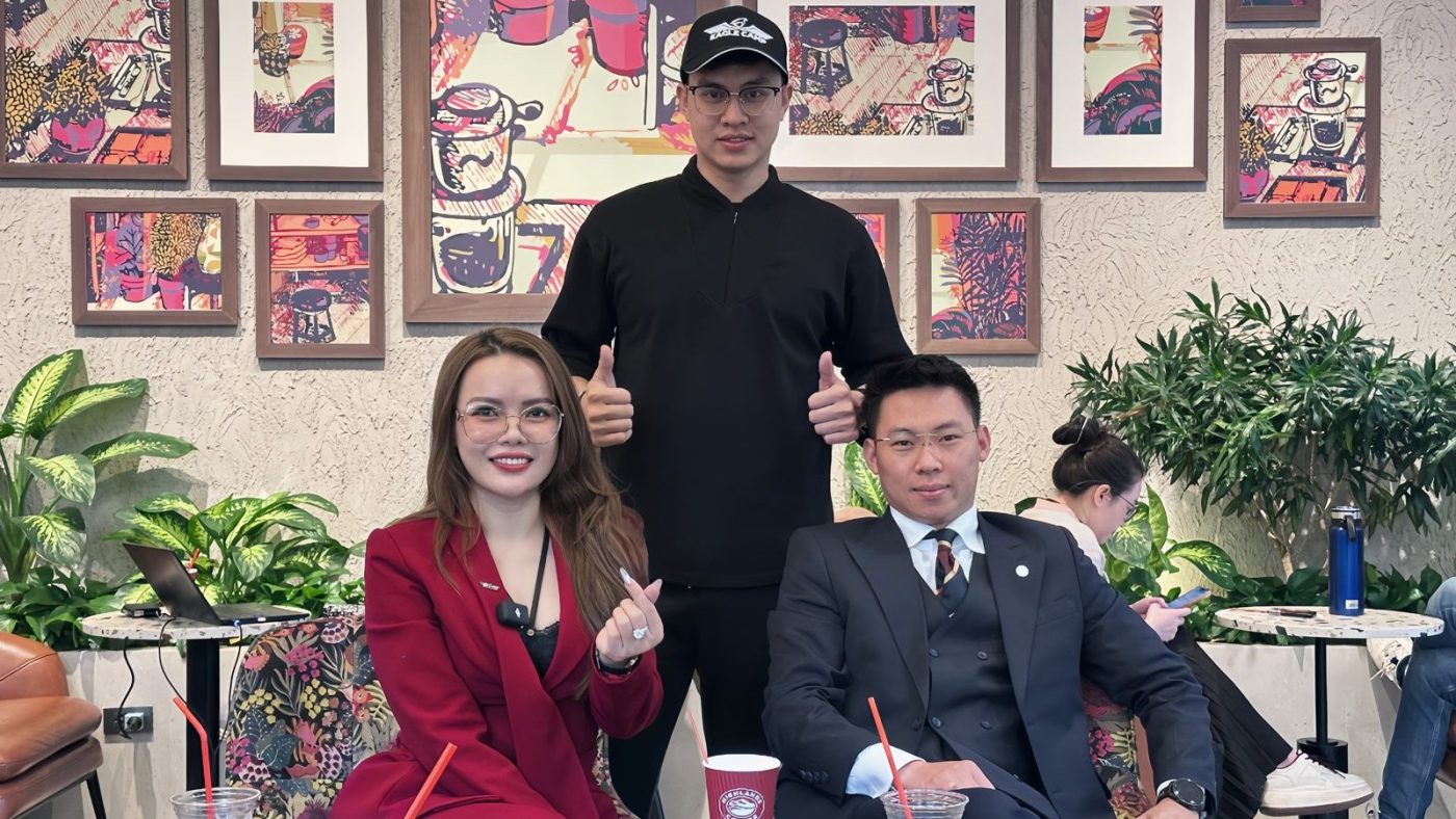 Lê Anh Tuấn chụp cùng hai người tại quán cà phê trong buổi gặp làm việc
