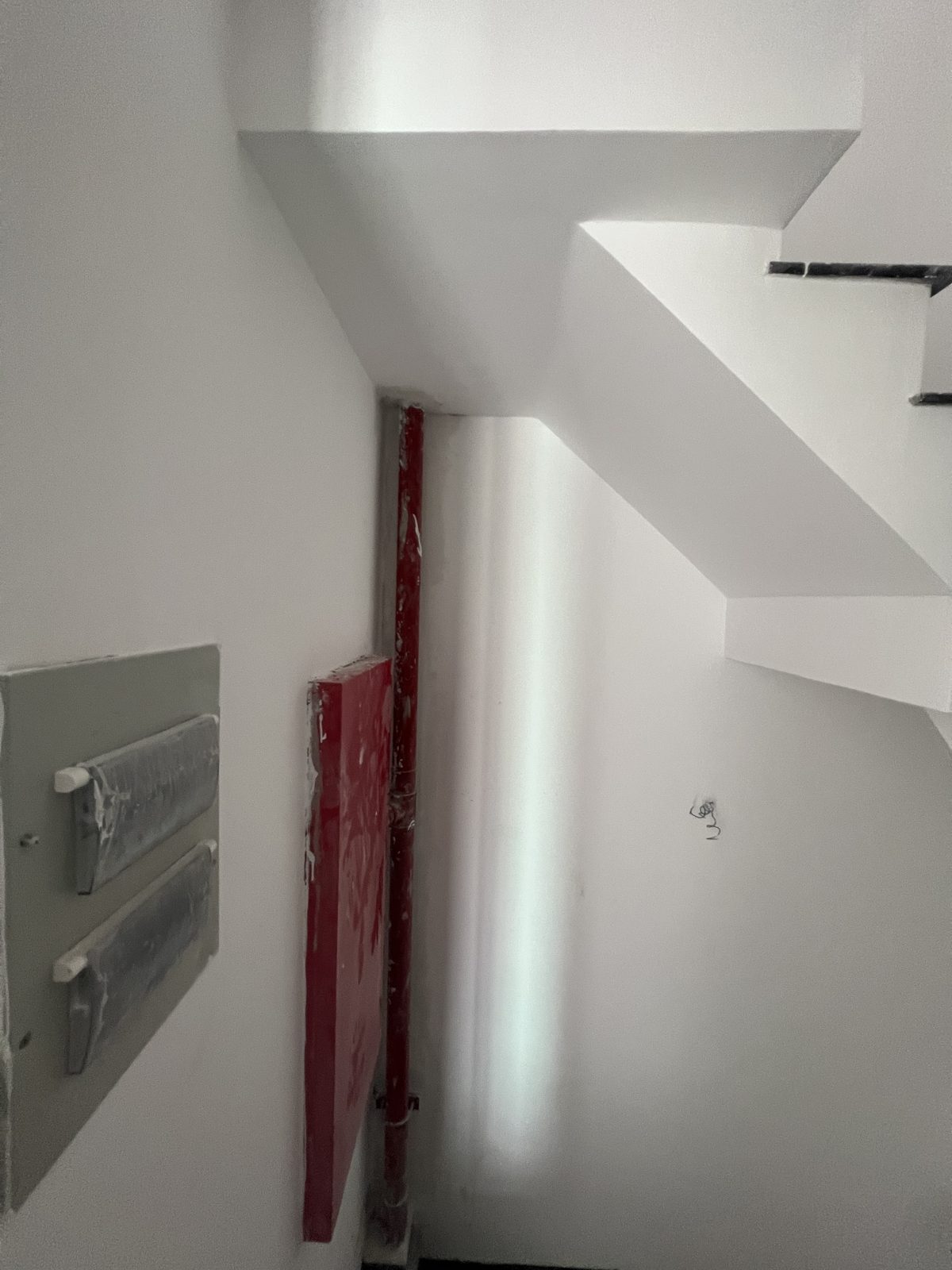 Tủ điện và hộp kỹ thuật lắp trên tường trong tòa nhà đang hoàn thiện