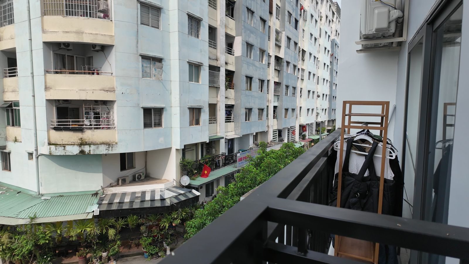 Ban công tòa nhà nhìn sang tòa chung cư ngay bên cạnh