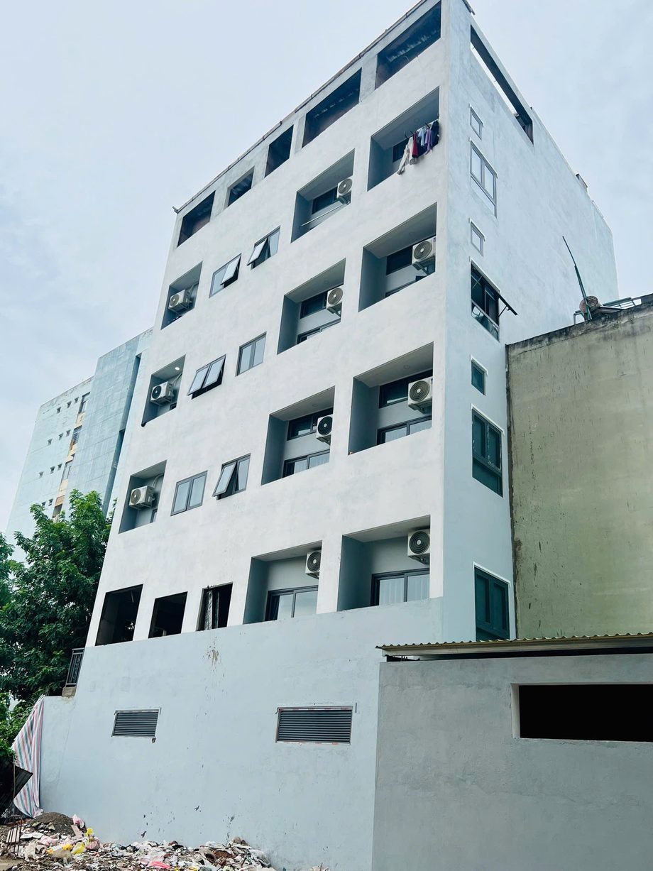 Mặt tiền tòa nhà cho thuê 5 tầng sơn trắng, nhiều cửa sổ
