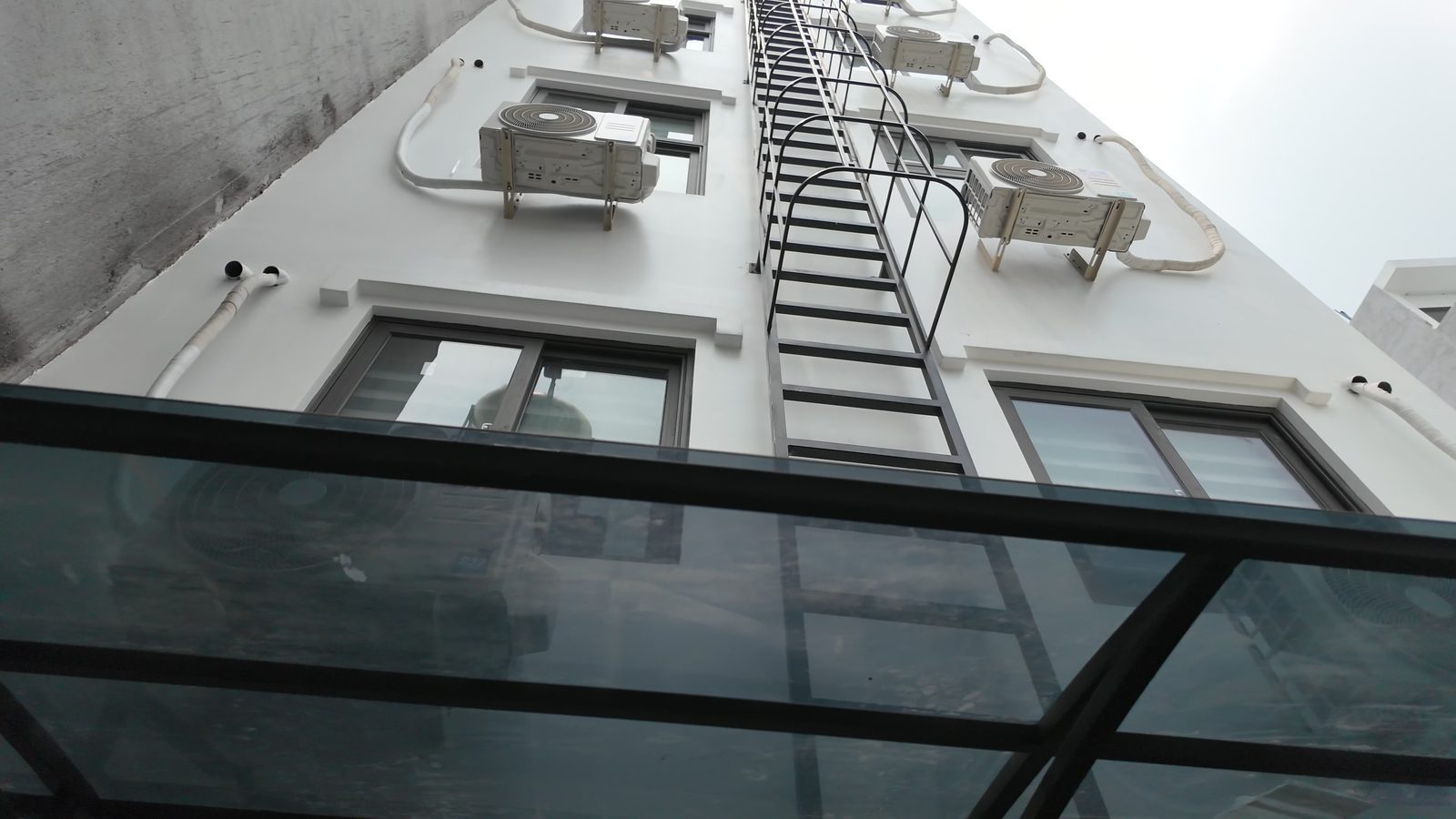 Thang thoát hiểm phía sau một tòa nhà cho thuê nhiều tầng