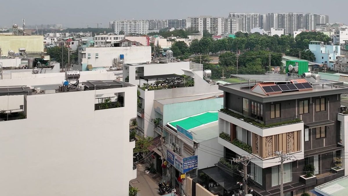 Toàn cảnh khu dân cư Sài Gòn nhìn từ trên cao, xa xa là các tòa chung cư