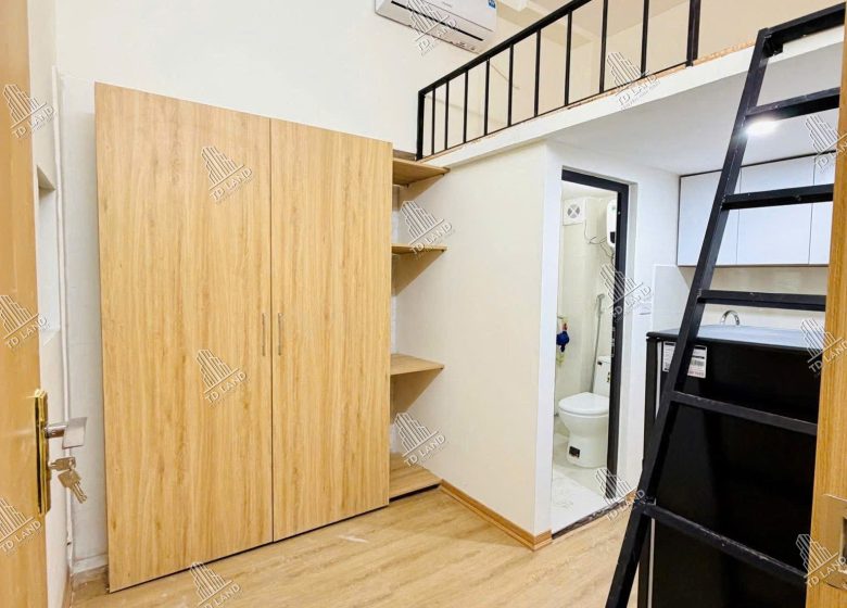 Phòng cho thuê khép kín có gác xép, tủ quần áo gỗ, cầu thang sắt và nhà vệ sinh riêng