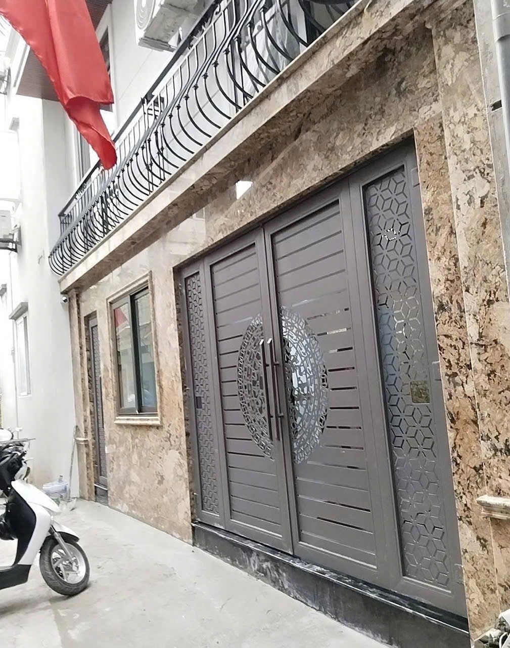 Cổng sắt hoa văn của một tòa nhà cho thuê trong ngõ nhỏ ở Hà Nội