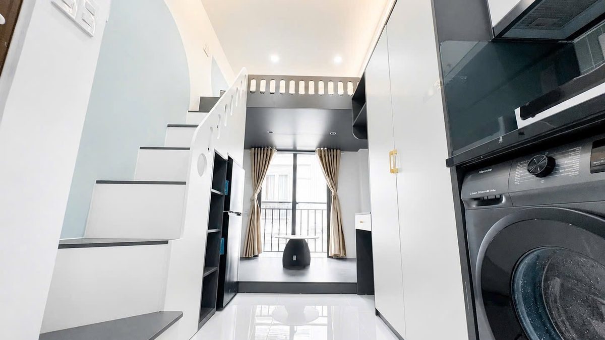 Căn phòng cho thuê kiểu duplex có cầu thang, máy giặt và cửa sổ lớn