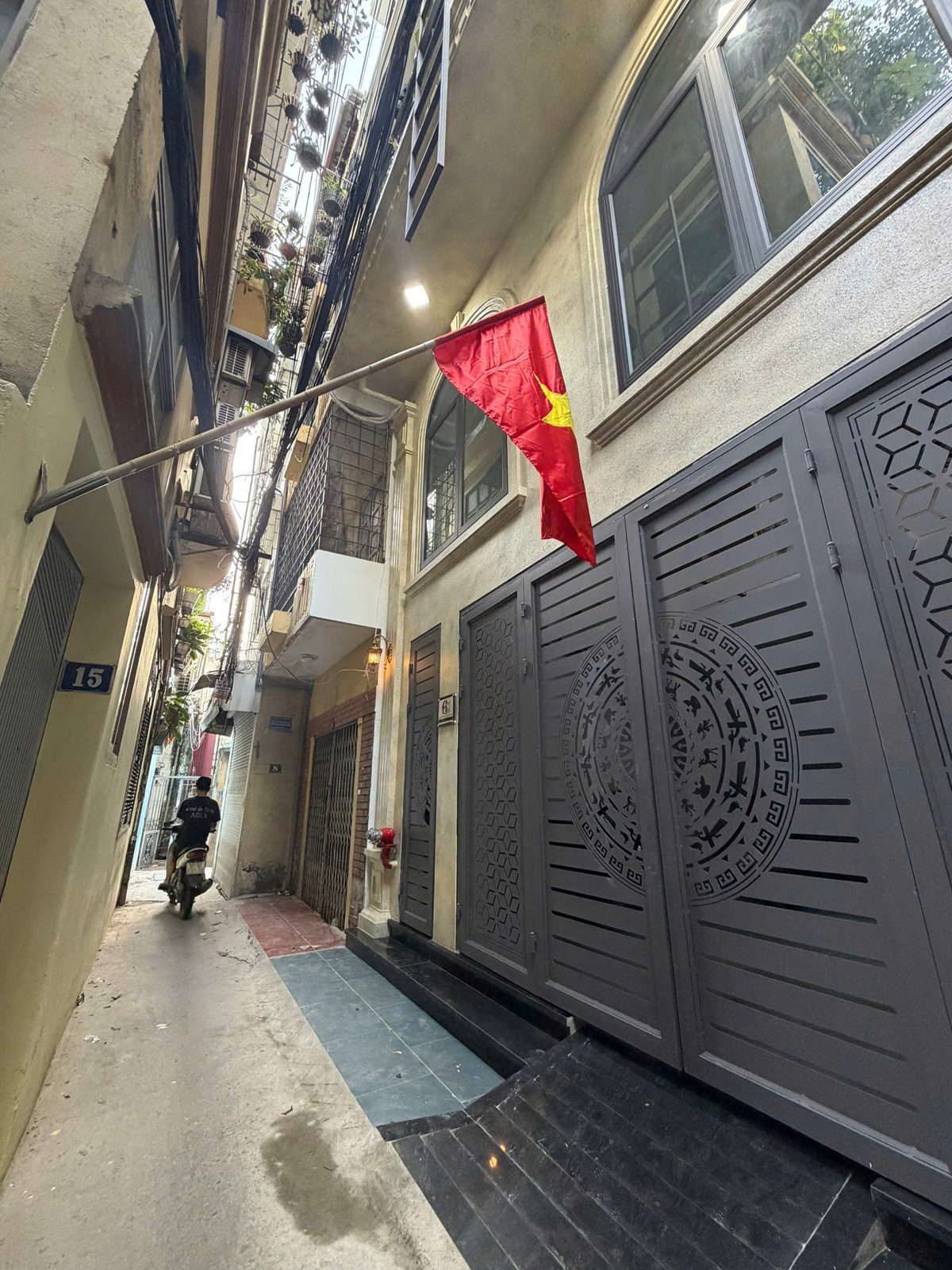 Cổng tòa nhà cho thuê trong một con ngõ ở Hà Nội