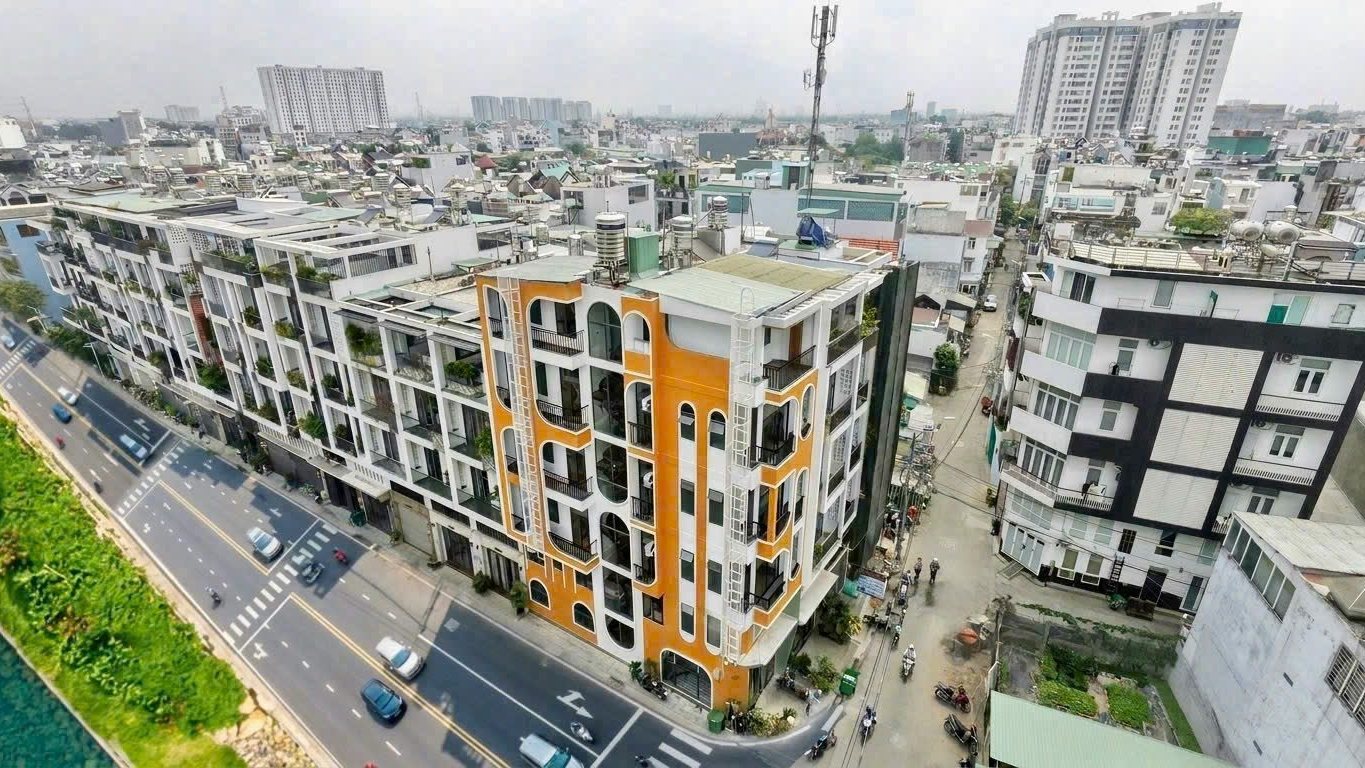 Dãy nhà phố nhiều tầng bên một con đường lớn nhìn từ trên cao, ảnh bìa bài viết về bán lại nhà dòng tiền có lỗ không