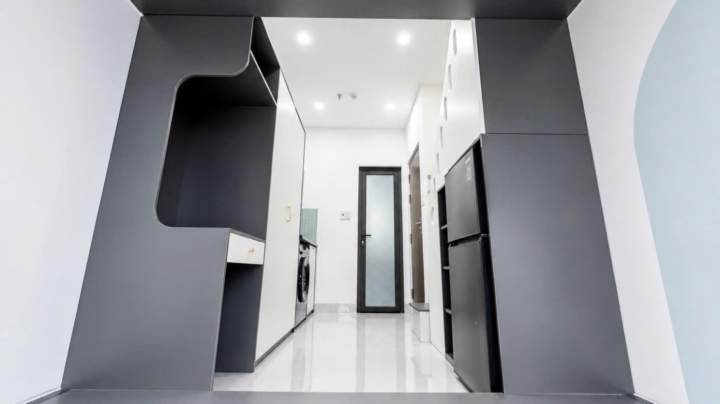 Lối vào một phòng cho thuê với tủ màu xám và bếp dọc hành lang, ảnh bìa bài viết về chủ nhà không cho xem sổ