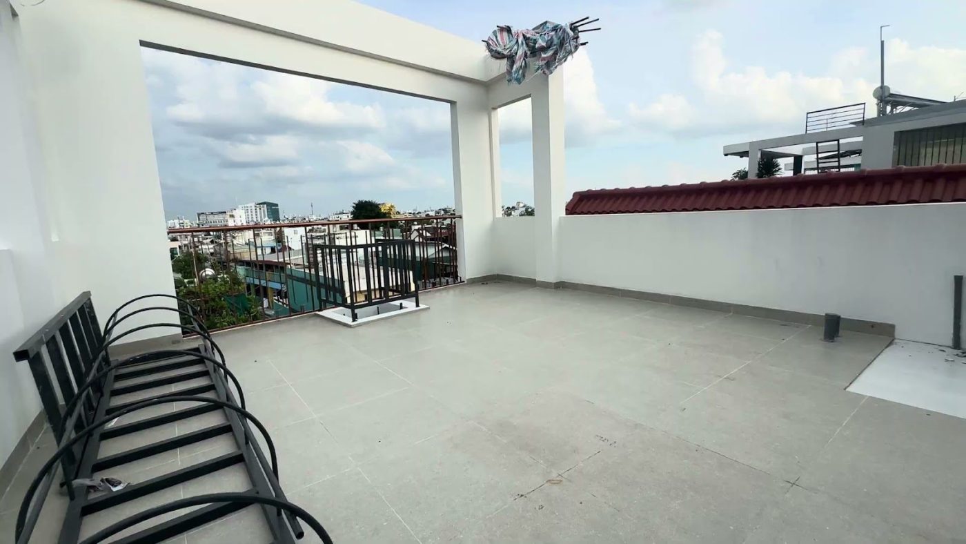 Sân thượng rộng nhìn ra các mái nhà, có dãy ghế sắt dọc lan can, ảnh bìa bài viết về dấu hiệu thị trường bất động sản ấm lại