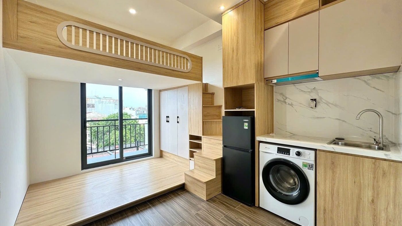 Phòng cho thuê có gác lửng gỗ, cửa sổ lớn, tủ lạnh, máy giặt và bếp ốp đá