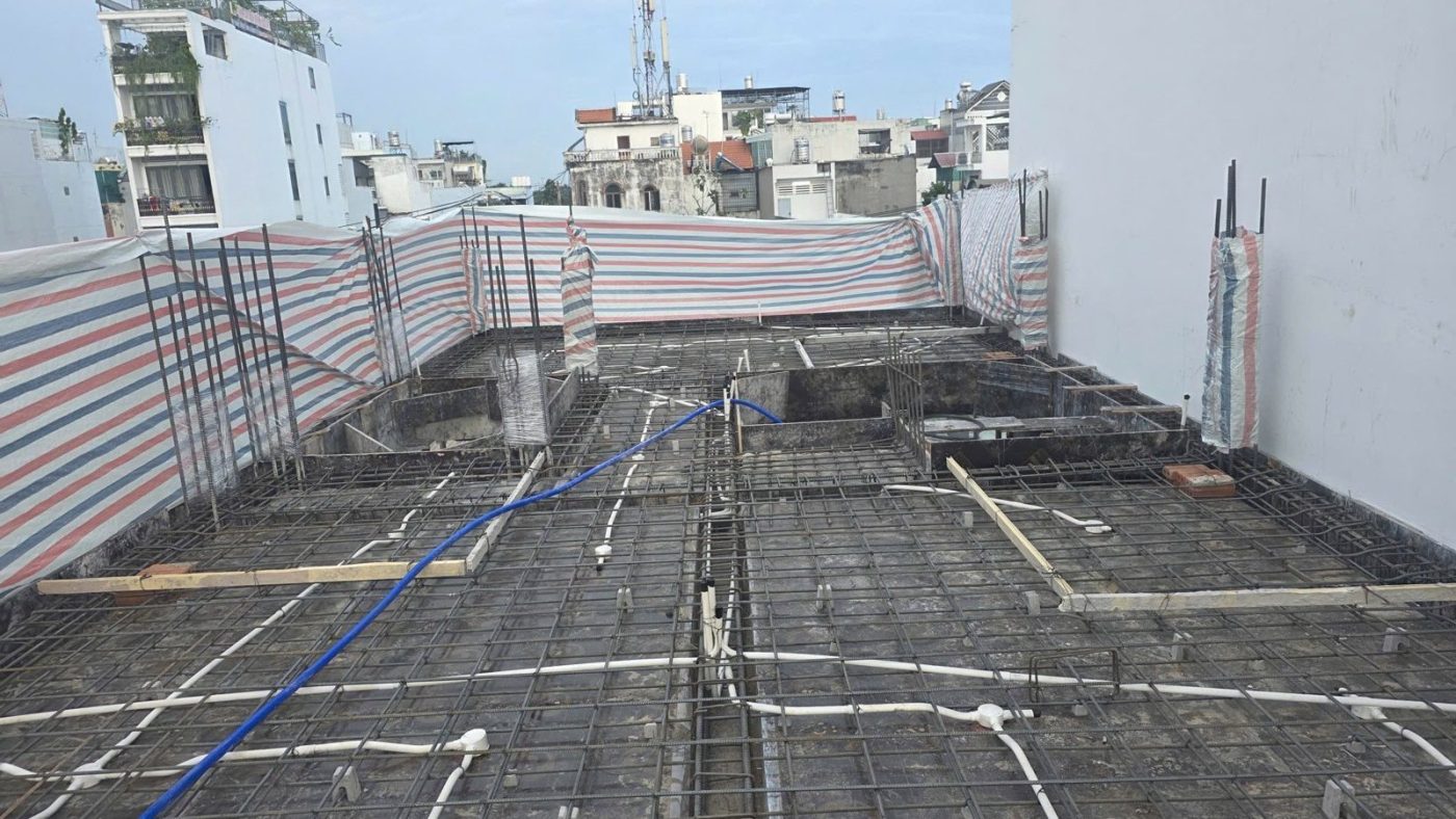 Sàn mái đang đặt cốt thép và ống luồn dây điện của một tòa nhà đang xây, ảnh bìa bài viết về mua nhà chưa đủ phòng cháy
