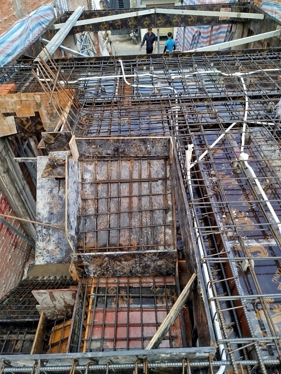 Thép cột và dầm đang được lắp dựng nhìn từ trên cao xuống
