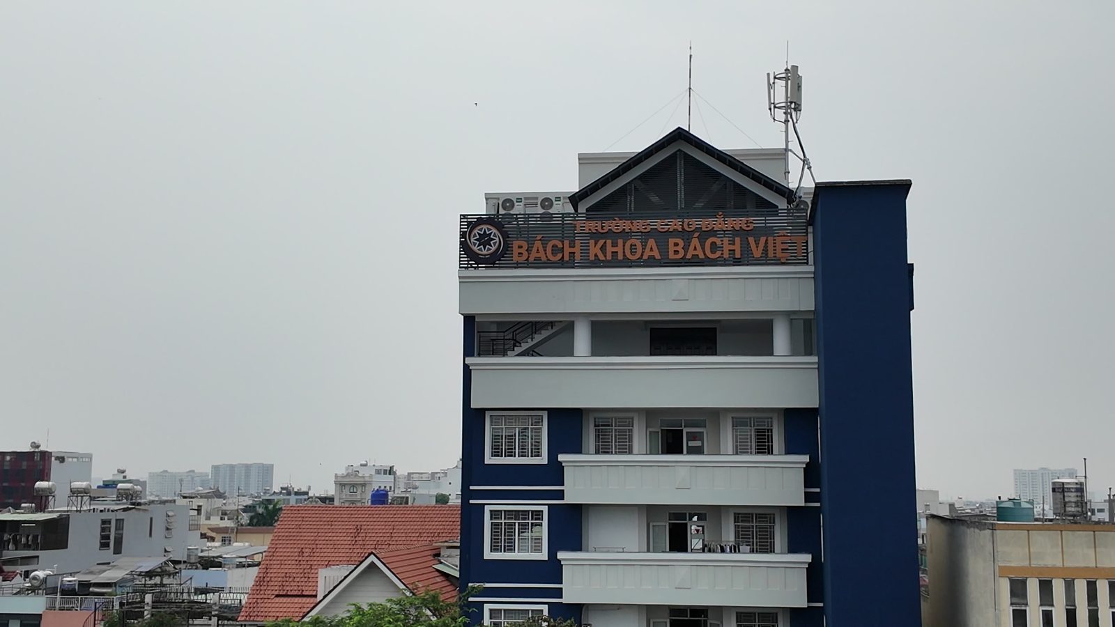 Nhìn từ tòa nhà cho thuê ra một trường học nhiều tầng giữa khu dân cư Gò Vấp