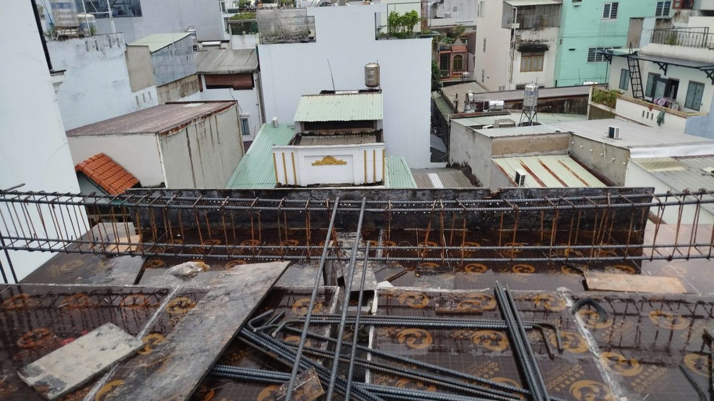 Khu nhà phố san sát nhìn từ sàn mái một công trình đang đặt cốt thép, ảnh bìa bài viết về ngân hàng siết cho vay bất động sản