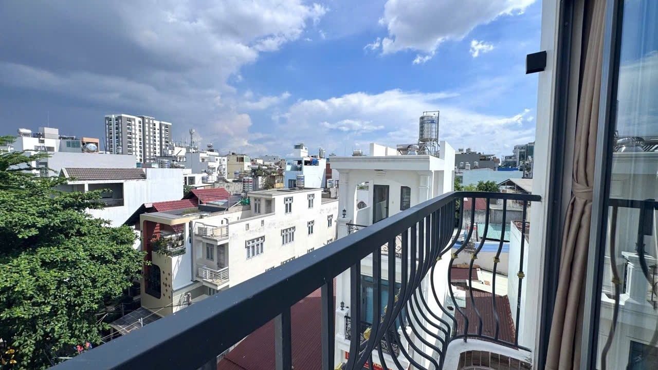 Ban công nhìn ra khu nhà phố và các tòa cao tầng ở TP.HCM, ảnh bìa bài viết về người Hà Nội mua nhà TP.HCM