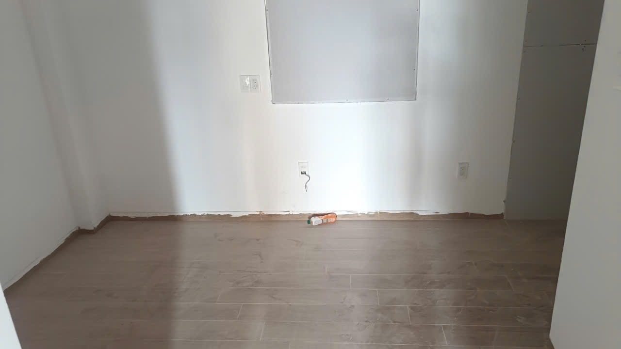 Phòng trống đã hoàn thiện, sàn lát gạch giả gỗ, chưa có nội thất, ảnh bìa bài viết về nhà cho thuê bị đình chỉ phòng cháy