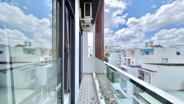 Ban công kính nhìn ra các dãy nhà phố, sàn lát gạch hoa, ảnh bìa bài viết về nhà cho thuê vùng ven TP.HCM