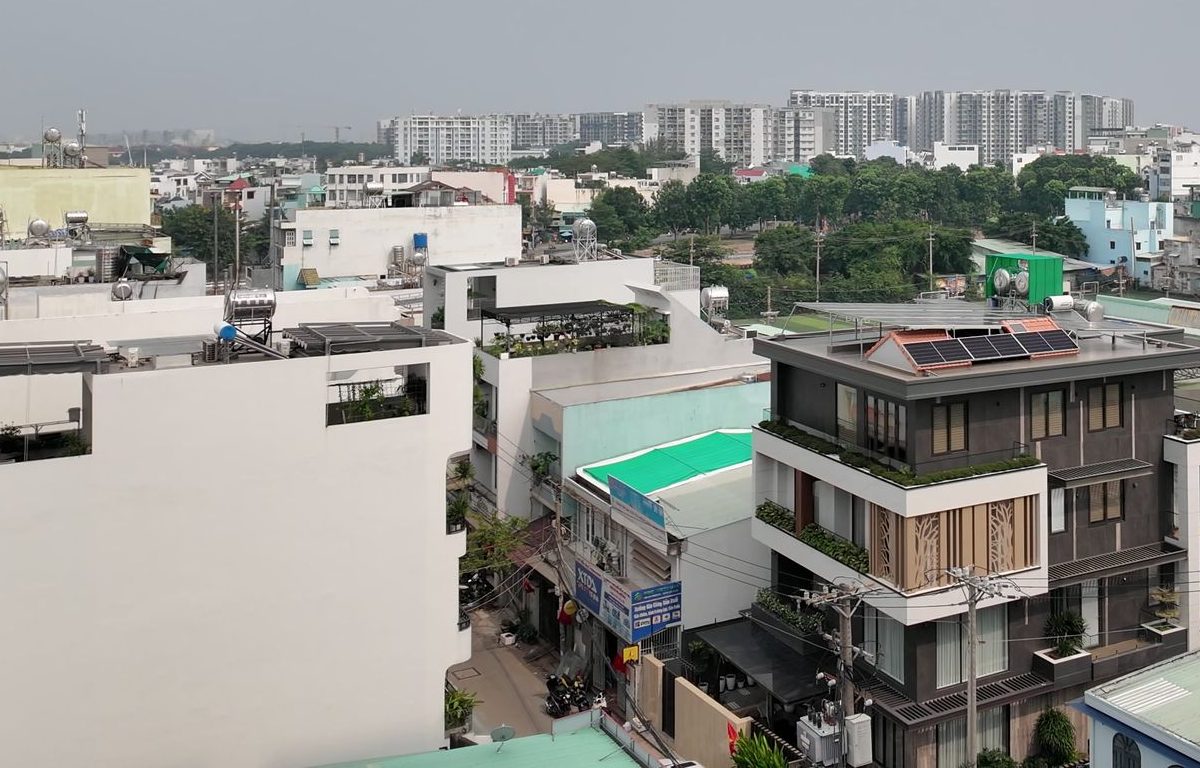 Sài Gòn nhìn từ sân thượng một tòa căn hộ dịch vụ cho thuê