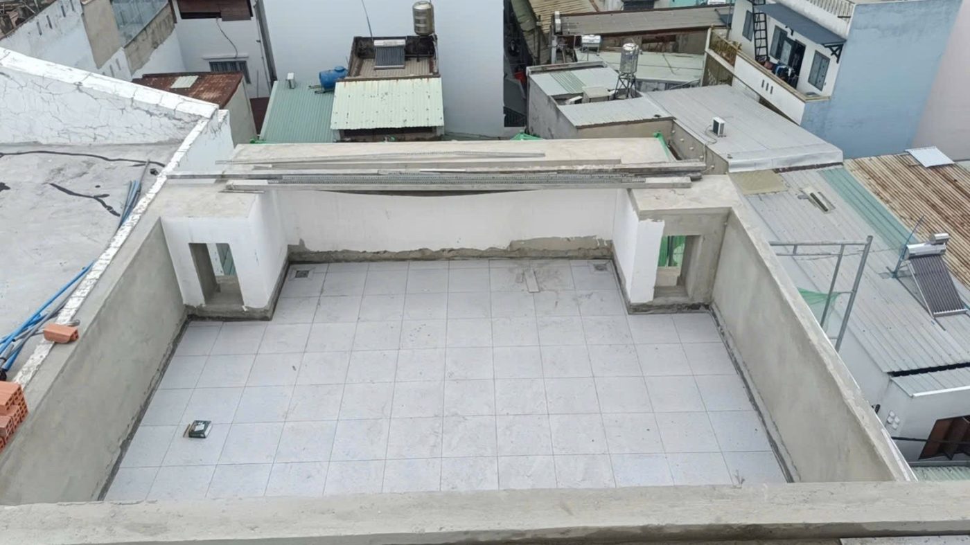 Mái nhà san sát trong một khu hẻm nhìn từ sân thượng một tòa nhà, ảnh bìa bài viết về nhà trong hẻm xe chữa cháy không vào được