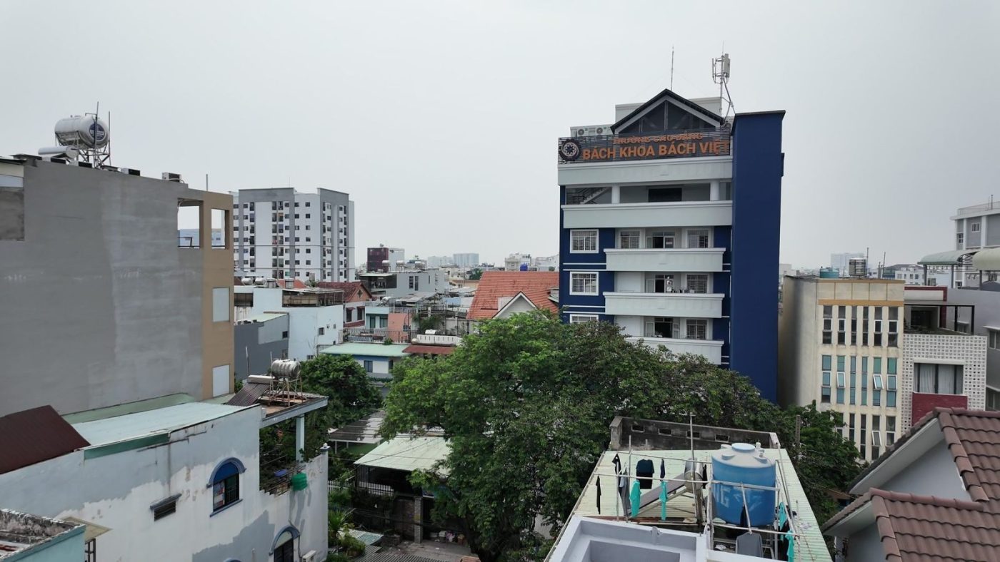 Khu dân cư ở Gò Vấp nhìn từ trên cao, nhà thấp tầng san sát, phía xa là một tòa nhà sơn xanh trắng, ảnh bìa bài viết về nhà trung tâm tăng giá chậm