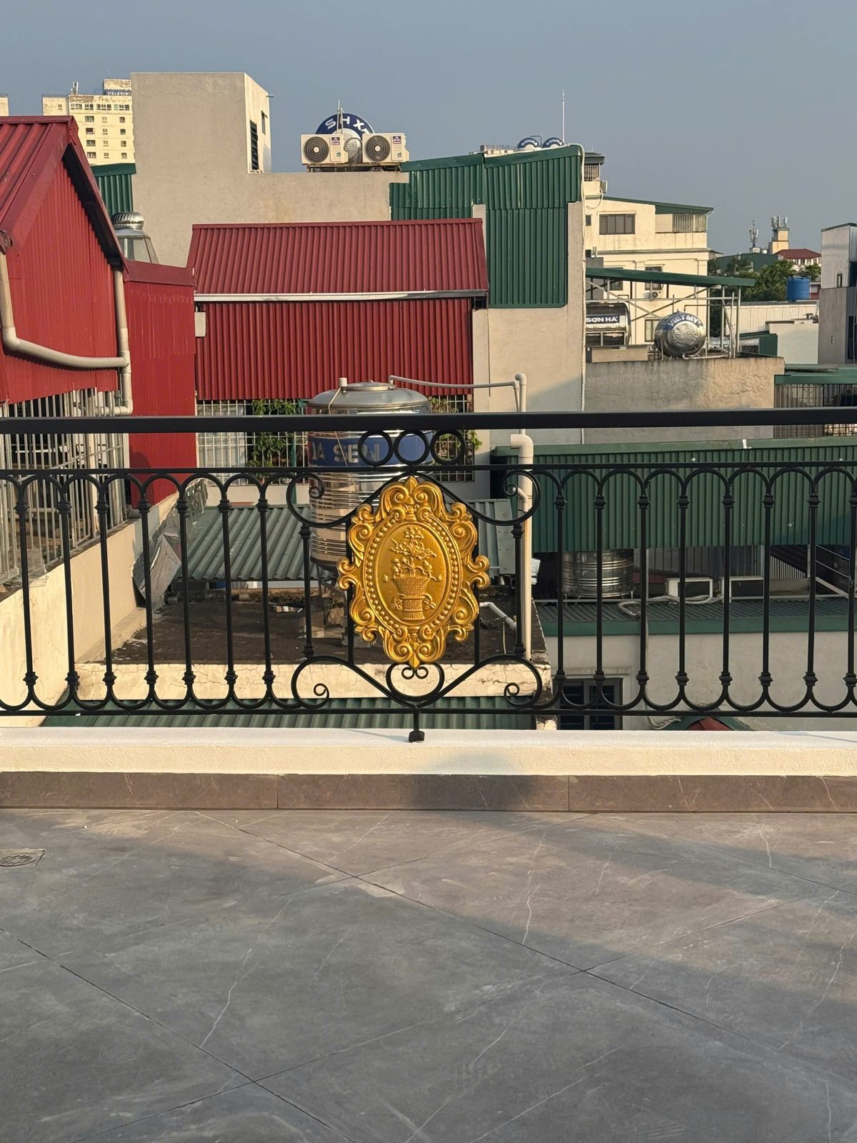 Ban công lan can sắt nhìn ra các dãy nhà nhiều tầng trong nội đô Hà Nội