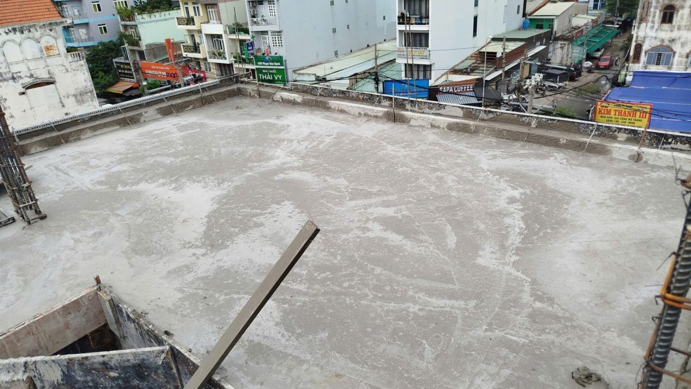 Sàn mái một tòa nhà đang xây nhìn xuống khu dân cư xung quanh, ảnh bìa bài viết về xin thông tin quy hoạch TP.HCM